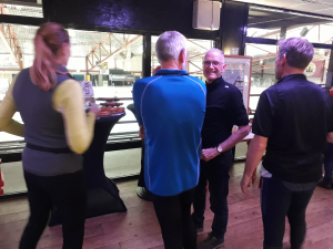 Paul Mol bij zijn schaatsenverzameling