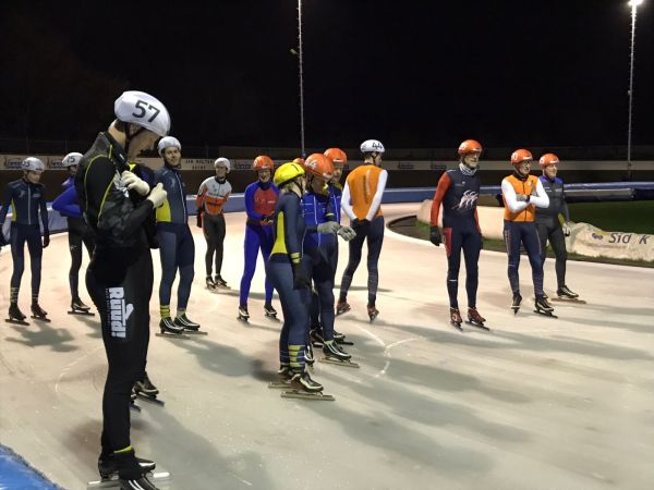 Het peloton voor aanvang van de marathonwedstrijd