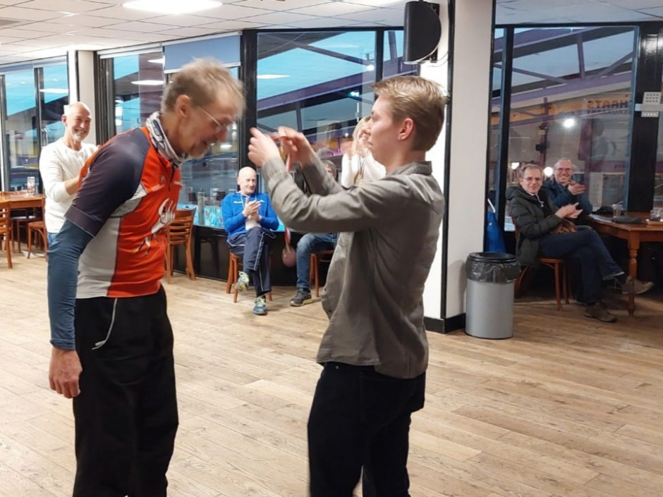 Jan de Koning krijgt de Willy Rekersprijs omgehangen door Emma