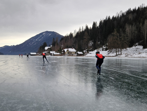 Dat is pas glijden op het zwarte ijs