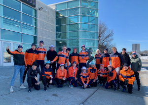 Nederlandse afvaardiging naar de Master Sprint Games 2025 voor het Pettit National Ice  Center in Milwaukee. Geheel links teamleider en coach Monique Vergeer.