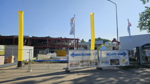 Restanten van de oude ijshal achter de bouwhekken